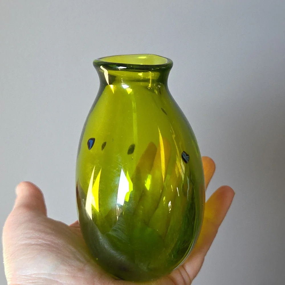 Sharon Fujimoto Handblown Sign Art Green Glass Flakes Bud Vase Vintage Japanese